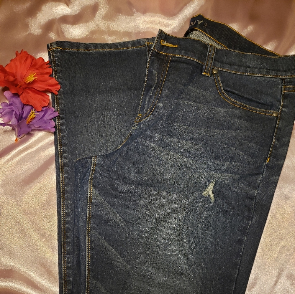 💙Beautiful DarkWash distress light skinny leg💙